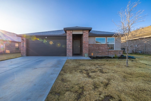 view of front facade with a garage and a front yard