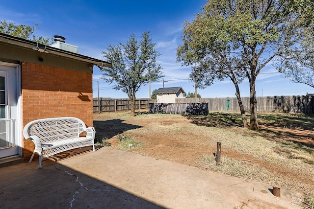 view of yard featuring a patio area