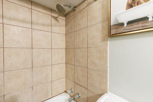 room details featuring tiled shower / bath combo