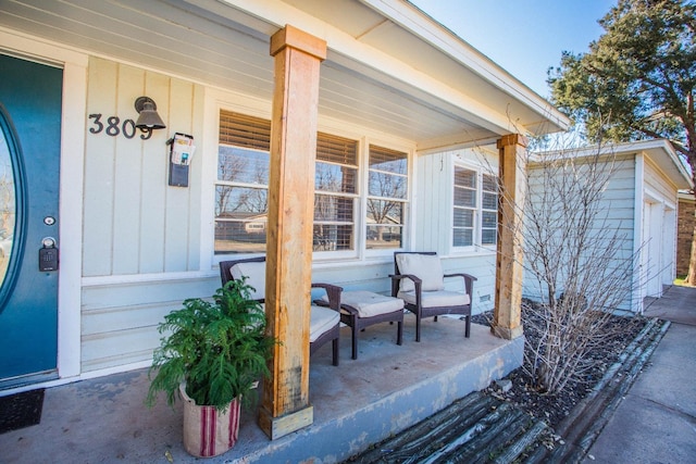 entrance to property featuring a porch