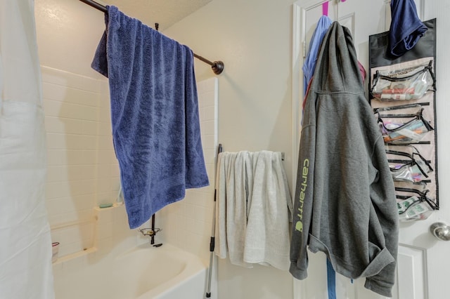 bathroom featuring shower / tub combo