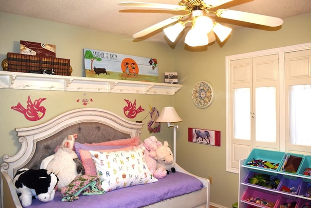 bedroom featuring a ceiling fan, a closet, and a textured ceiling