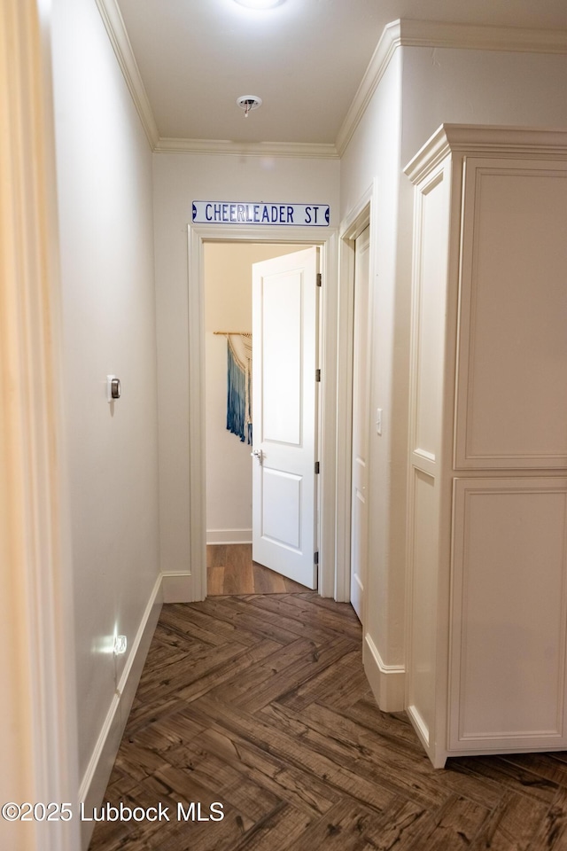 11707 Uxbridge Ave, Lubbock, TX 79424 - hallway with crown molding and baseboards