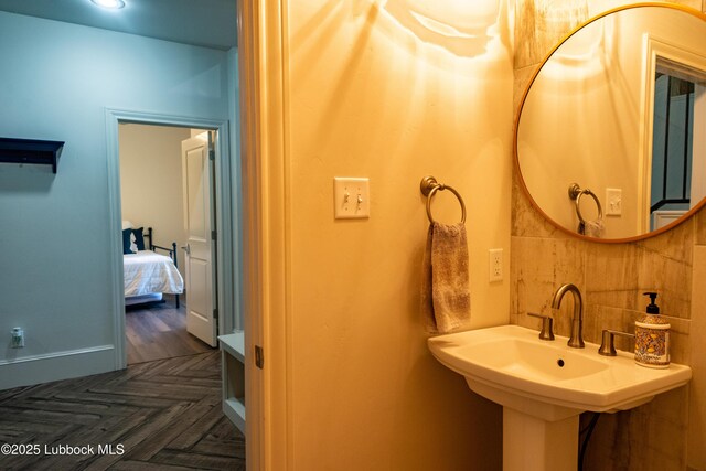 11707 Uxbridge Ave, Lubbock, TX 79424 - bathroom featuring backsplash and baseboards