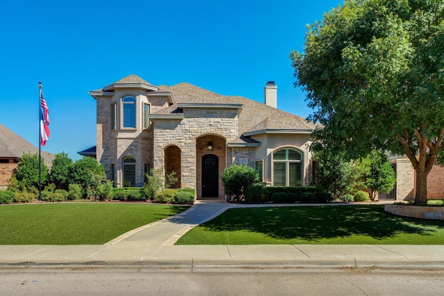 view of front of property featuring a front yard