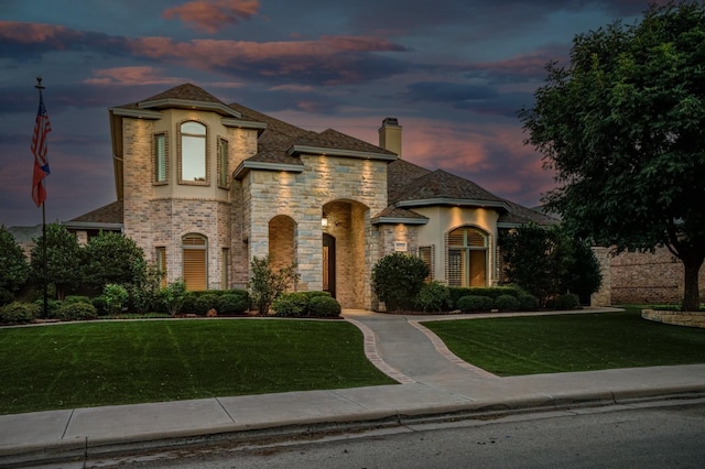 view of front of house featuring a yard