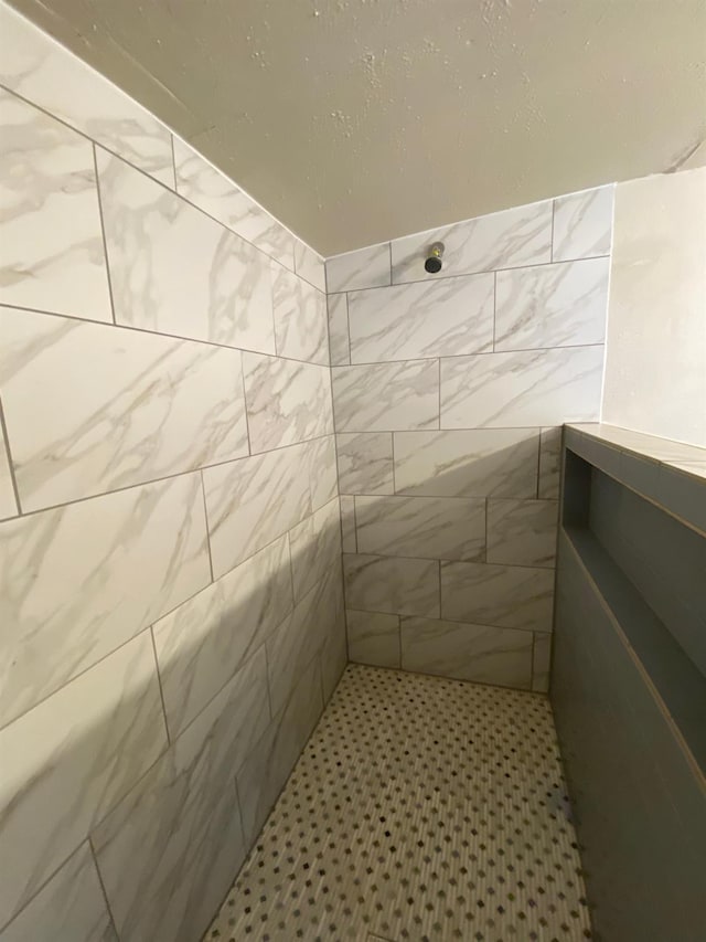 bathroom featuring a tile shower