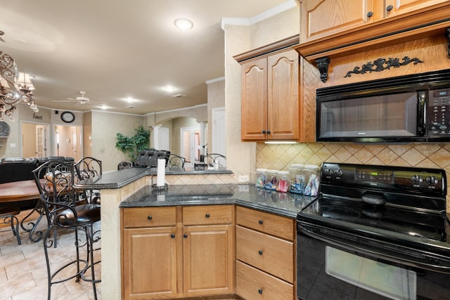 kitchen with tasteful backsplash, black appliances, a kitchen bar, ceiling fan, and kitchen peninsula