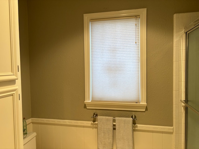 3004 80th St, Lubbock, TX 79423 - bathroom featuring wainscoting, toilet, and an enclosed shower