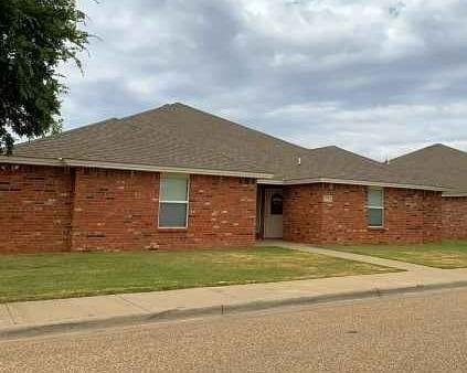 ranch-style house featuring a front yard