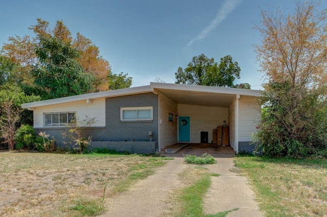 single story home featuring a carport and a front lawn