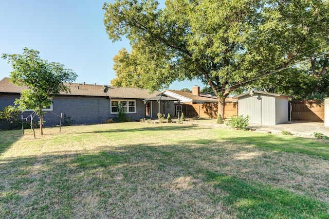 view of yard with a storage shed