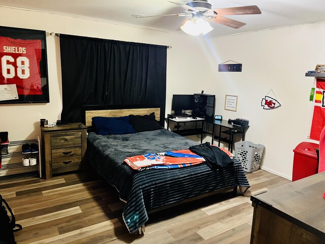 306 Parkwood Ln, Levelland, TX 79336 - bedroom with wood finished floors and ceiling fan