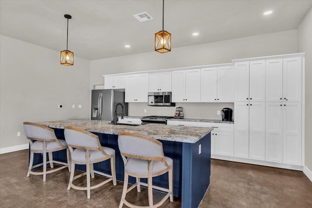 kitchen featuring visible vents, a kitchen island with sink, a sink, finished concrete flooring, and appliances with stainless steel finishes