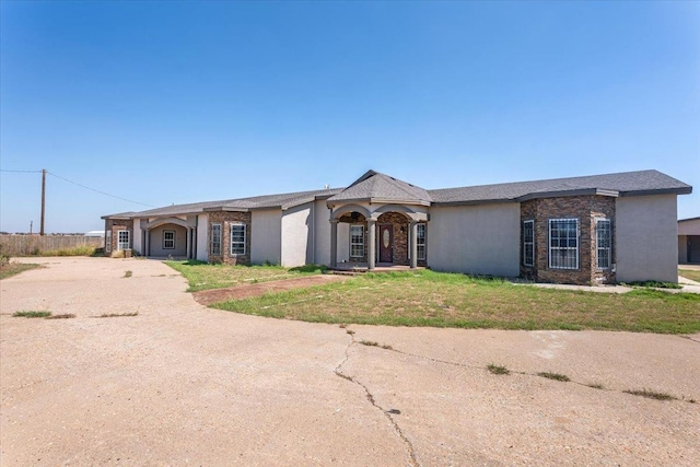 single story home featuring a front yard