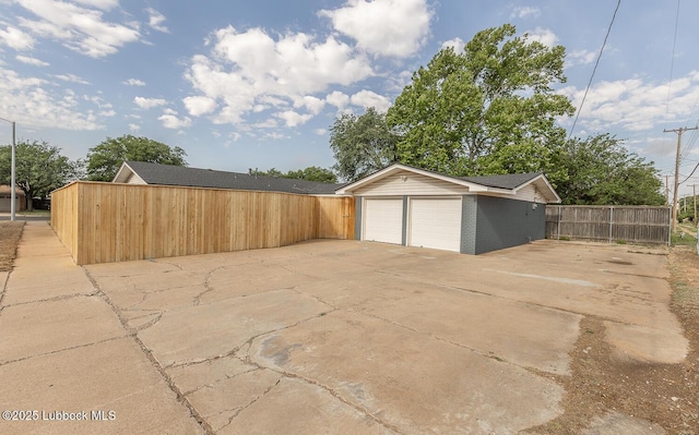 3410 53rd St, Lubbock, TX 79413 - garage featuring concrete driveway