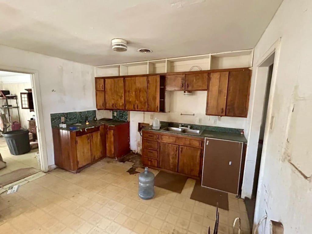 kitchen featuring sink