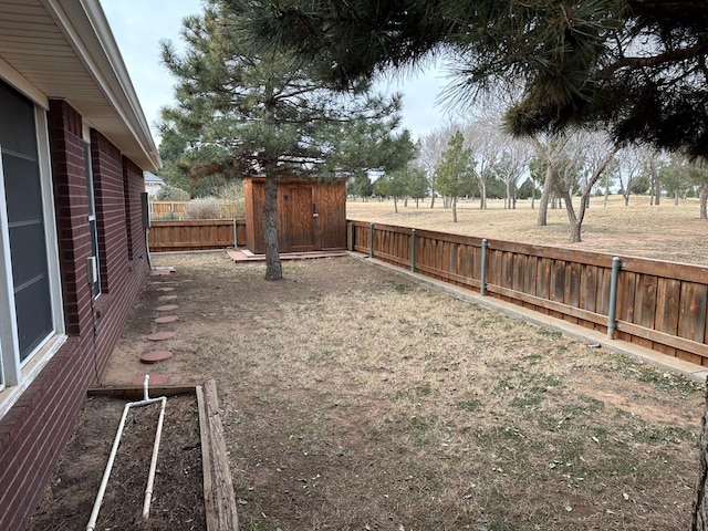 view of yard featuring a shed