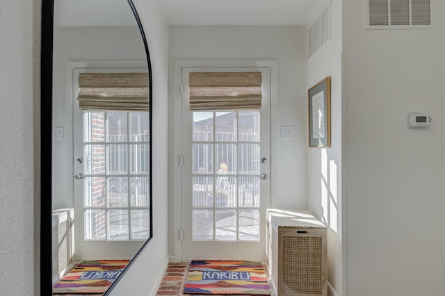 entryway with baseboards, visible vents, and plenty of natural light