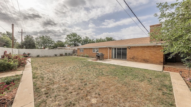 view of yard with a patio area