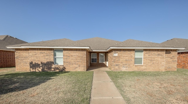 view of front of property featuring a front lawn