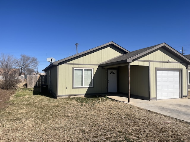 1517 E 15th St, Lubbock, TX 79403 - ranch-style home featuring a garage