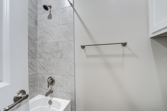 bathroom featuring tiled shower / bath combo