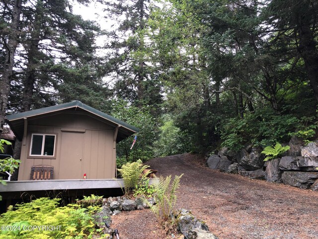 view of yard featuring a storage unit