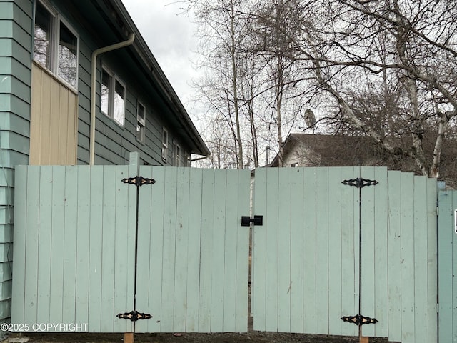 3940 E 9th Ave, Anchorage, AK 99508 - details with a gate