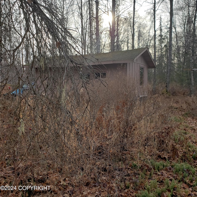 view of side of home featuring an outdoor structure