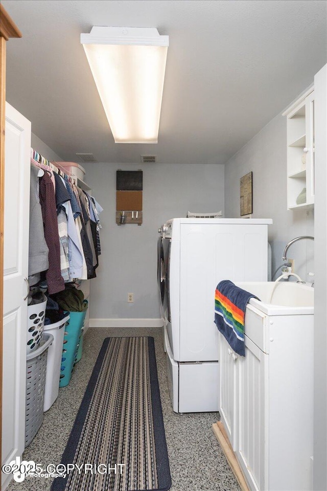 laundry room with laundry area, baseboards, visible vents, and washing machine and clothes dryer