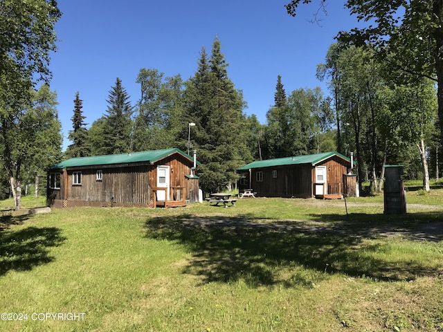 view of yard featuring an outbuilding