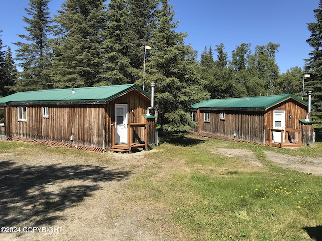 view of yard with an outdoor structure