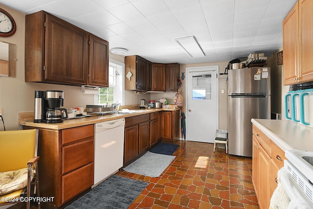 15264 Airport Ln, Ninilchik, AK 99639 - kitchen with light countertops, a sink, and white appliances