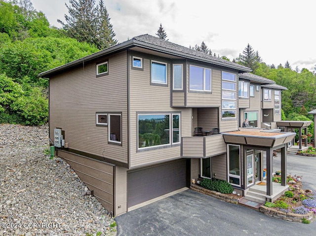 view of front facade featuring a garage