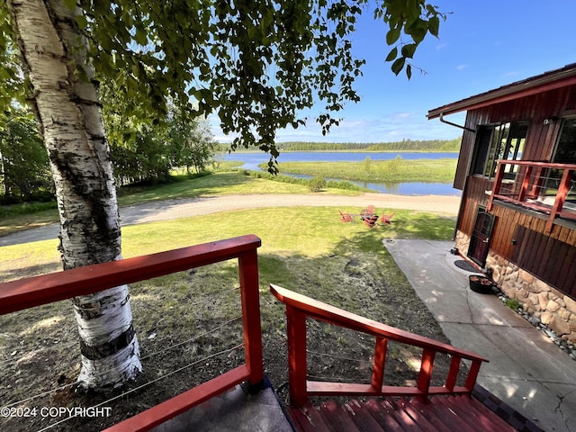 view of yard featuring a water view