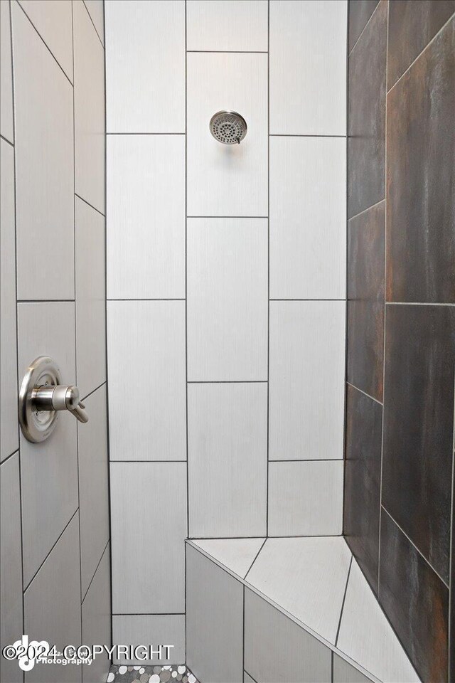 bathroom featuring a tile shower