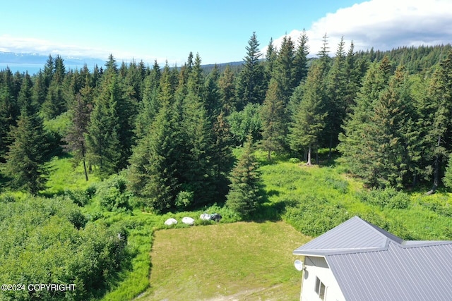 bird's eye view featuring a wooded view