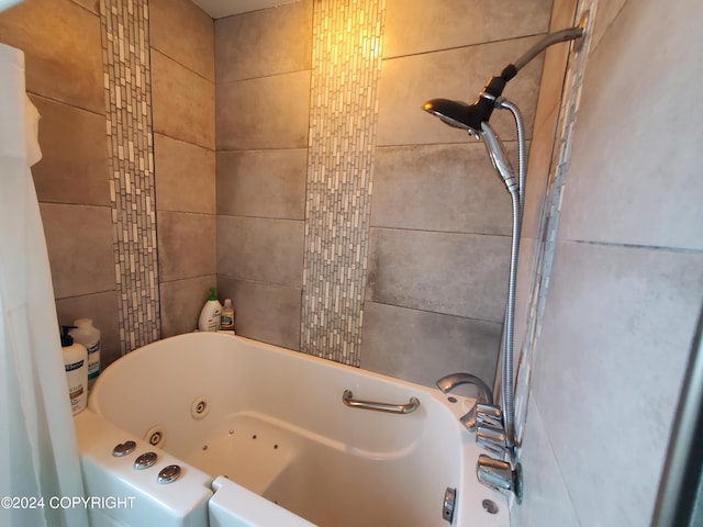 bathroom with tiled shower / bath