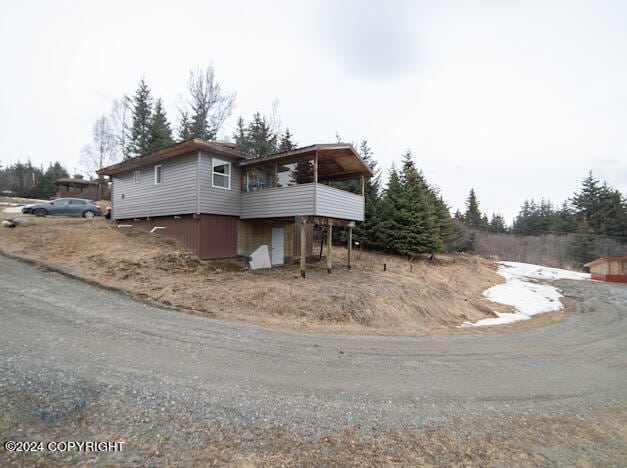 view of front of property featuring a balcony