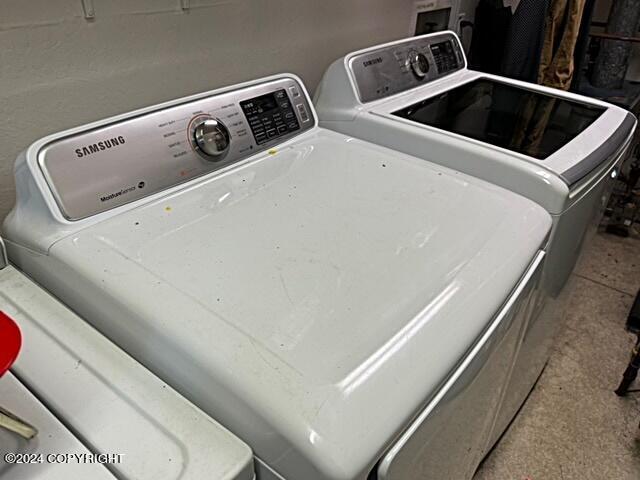 laundry room with washing machine and dryer