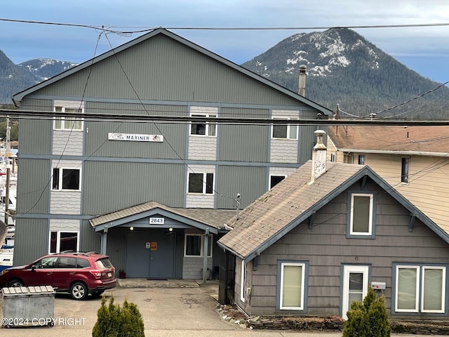 view of front of house featuring a mountain view