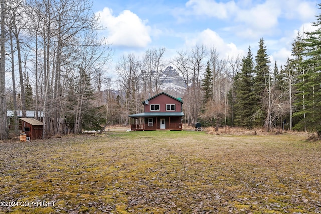 view of yard featuring an outdoor structure