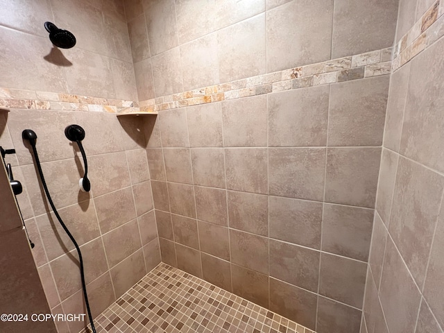 full bathroom featuring tiled shower