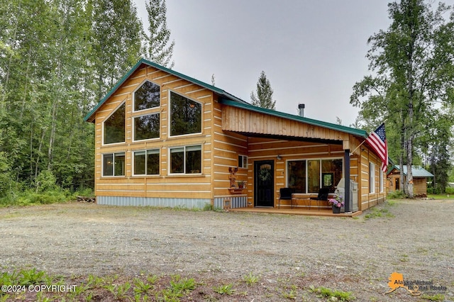 view of front facade with driveway and covered porch