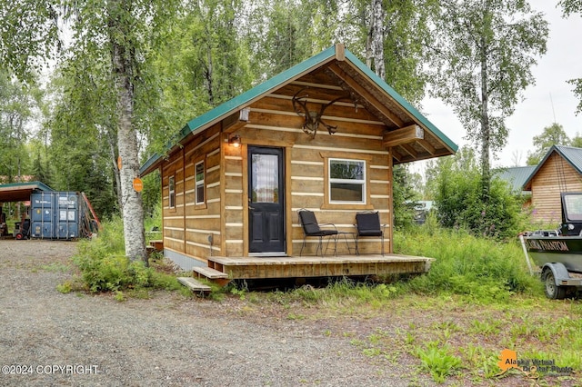 view of outdoor structure with driveway and an outdoor structure