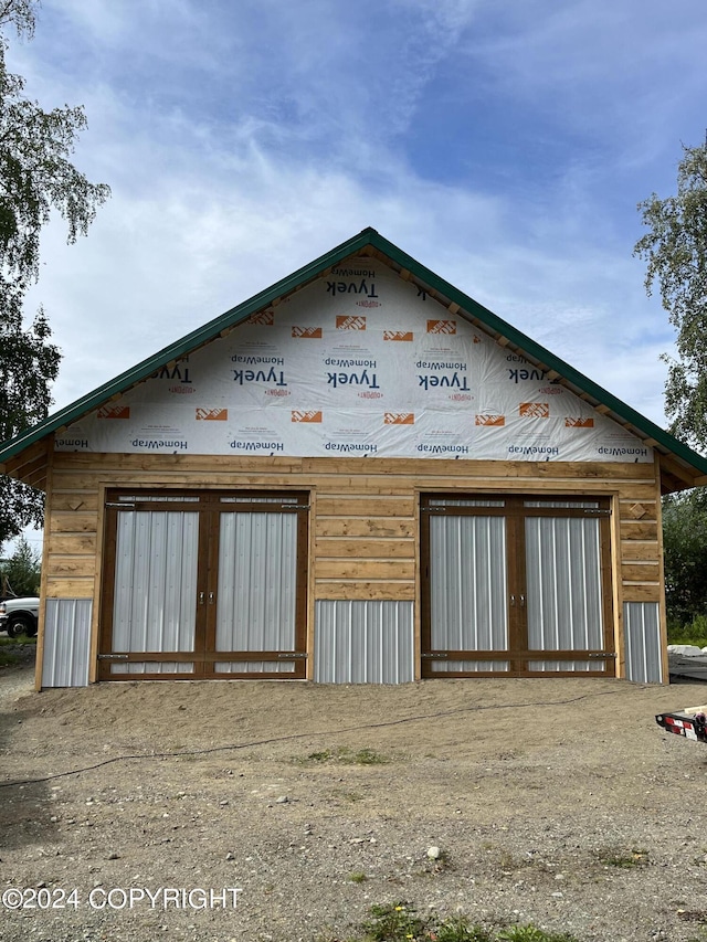 view of front of property featuring an outdoor structure