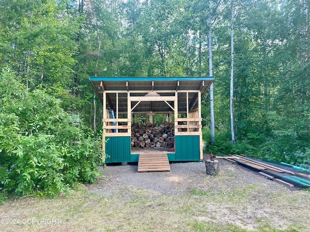 view of outdoor structure with an outbuilding