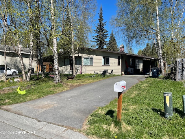 single story home with a front yard