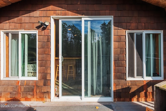 property entrance featuring ceiling fan